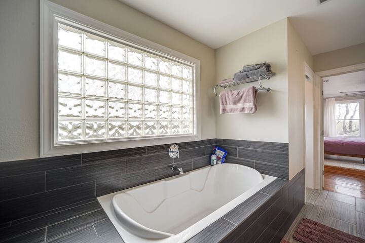 Pet-friendly Texas Retreat w / Deck & Gas Grill!