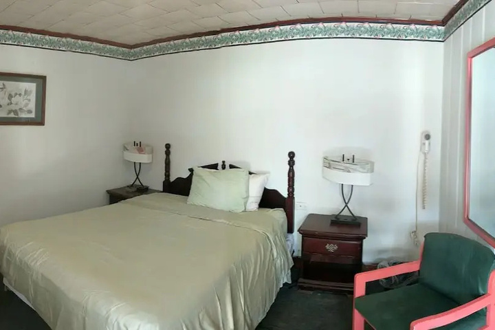 Room 6 of 10