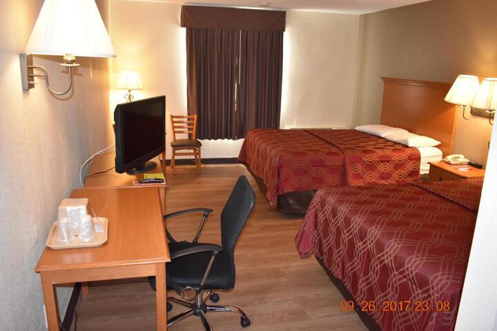 Deluxe Queen Bed (6 of 10)