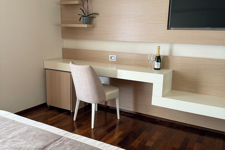 Room 8 of 33