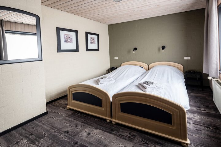 Room 11 of 34