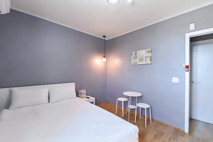 Room 6 of 30