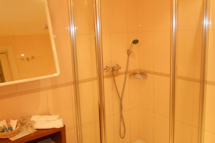 Room 20 of 38