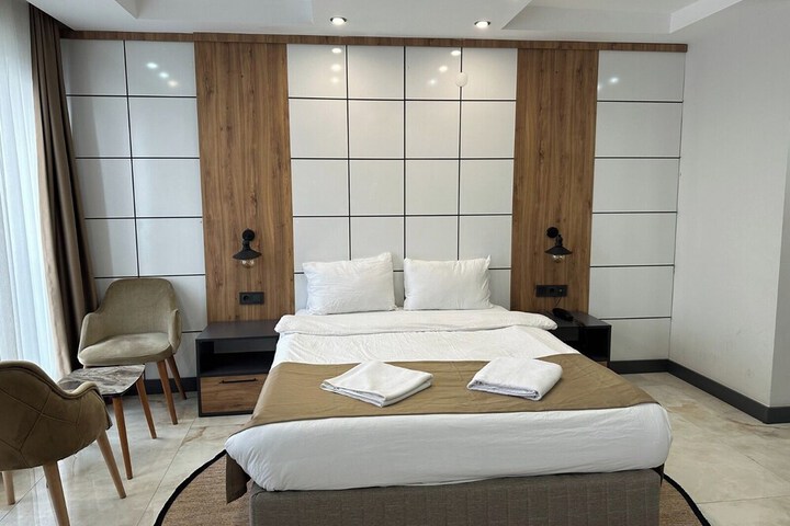 Room 9 of 33