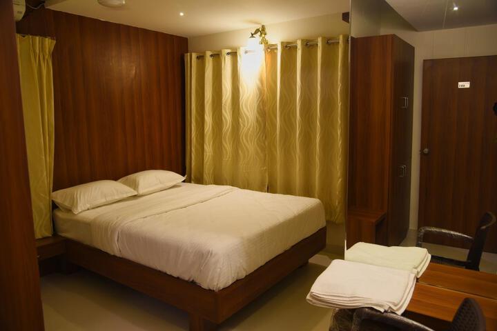 OYO 11960 Hotel Le Citi Inn