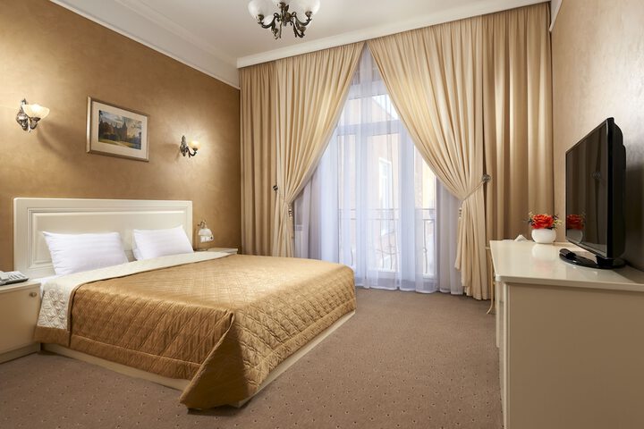 Room 11 of 28