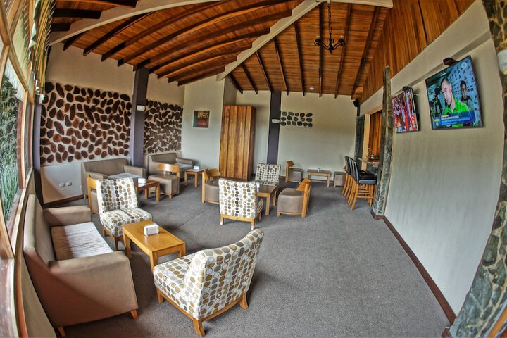 Lounge 70 of 102
