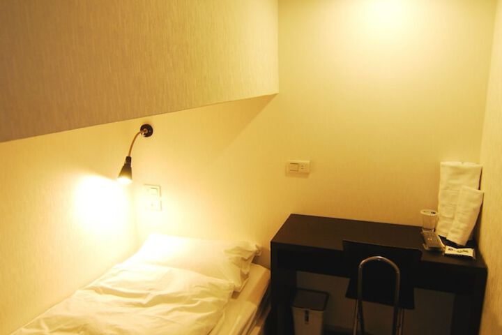 Room 10 of 47