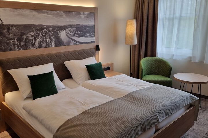 Room 7 of 33