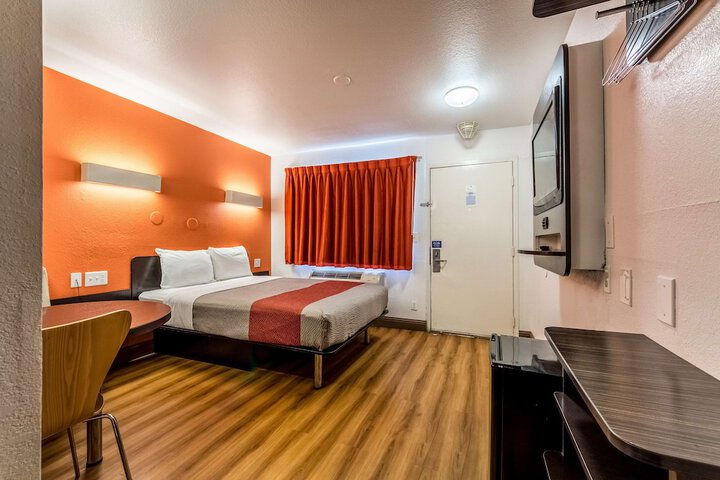 1 Queen Bed (13 of 16)