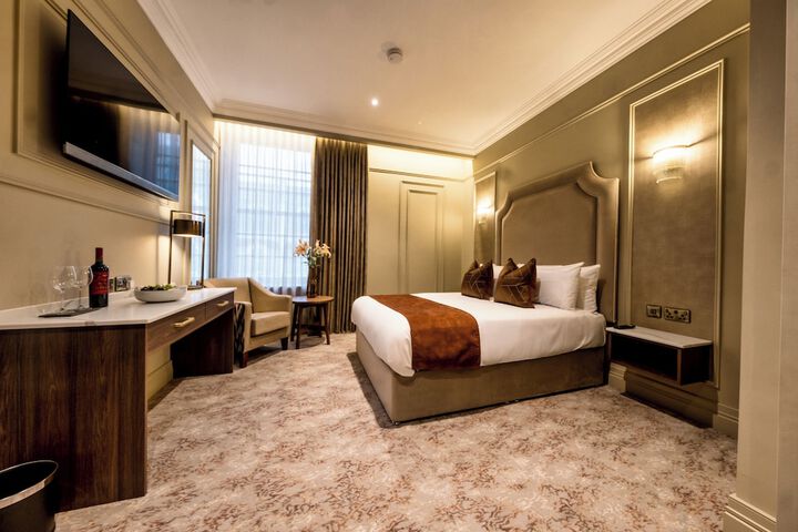 Room 4 of 7