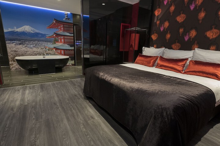 Room 16 of 76