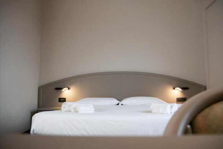 Room 6 of 33