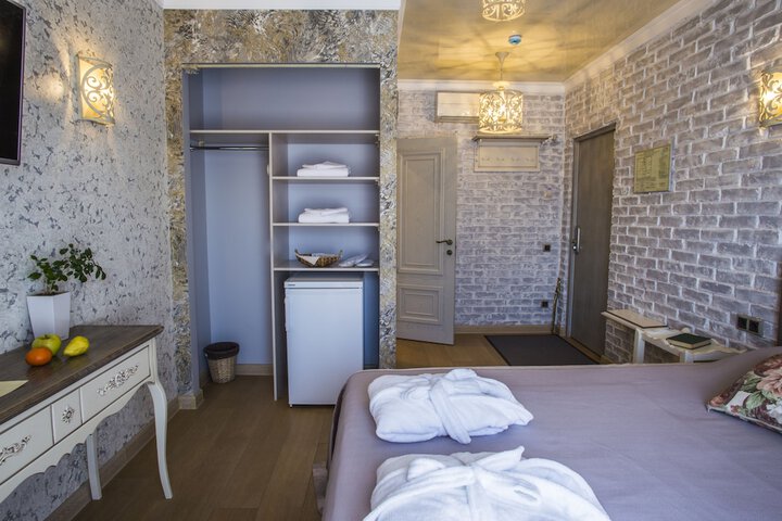 Room 8 of 10
