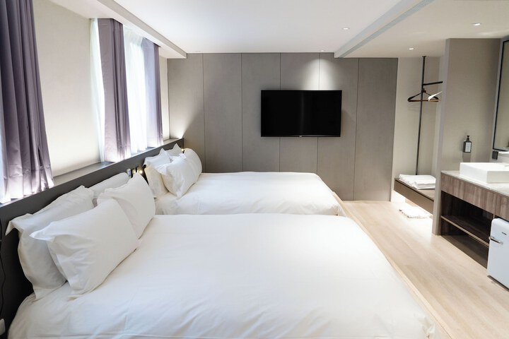 Room 12 of 83