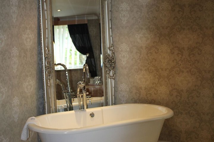 Deep soaking bathtub