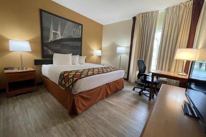 1 King Bed (5 of 10)