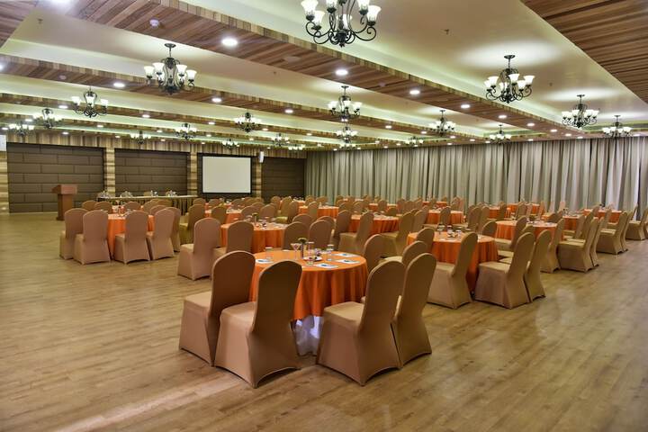 Ballroom/Hall 24 of 32