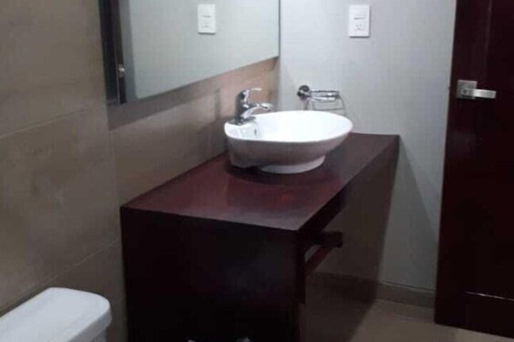 Room 4 of 8