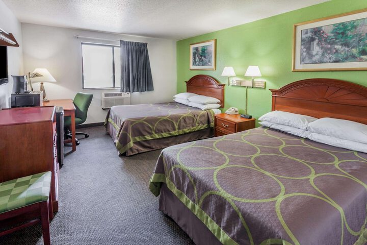 2 Queen Beds (5 of 12)