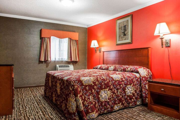 1 King Bed (5 of 11)