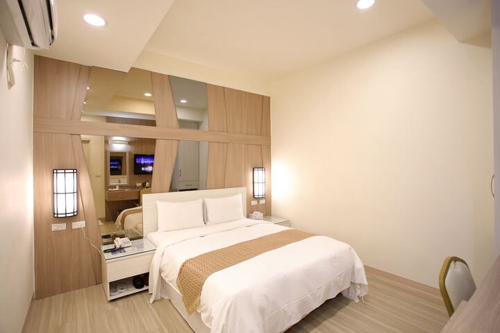 Room 9 of 28