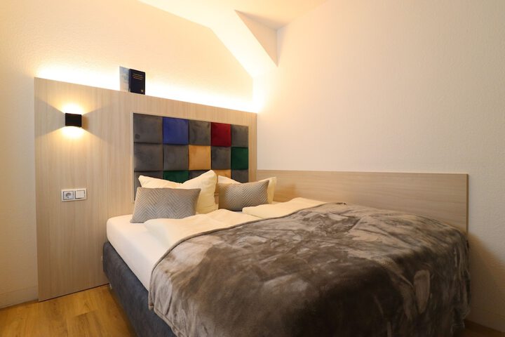 Room 3 of 65