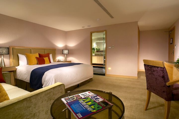 Room 4 of 77