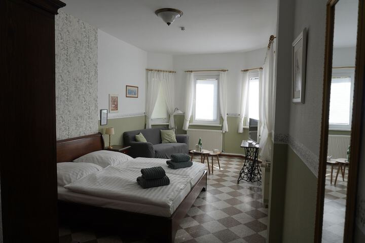 Room 7 of 10