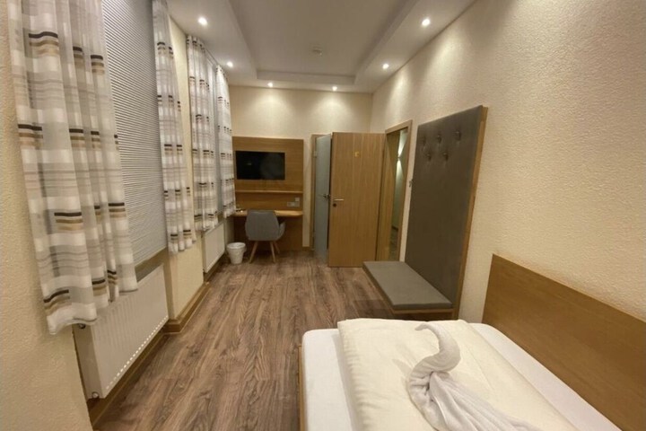 Room 6 of 16