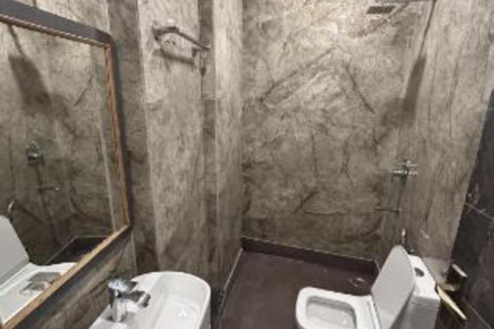 Room 13 of 16