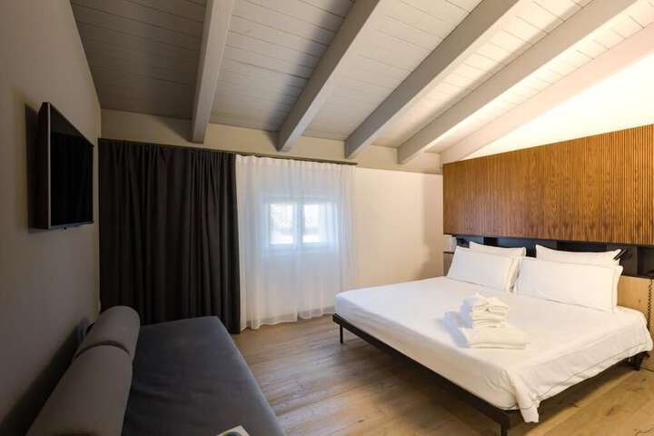 Room 16 of 38
