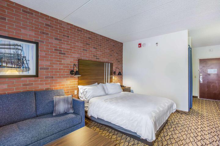 1 Queen Bed with Sofa Bed Accessible (13 of 16)
