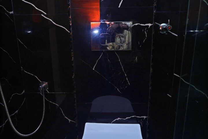 Room 9 of 12