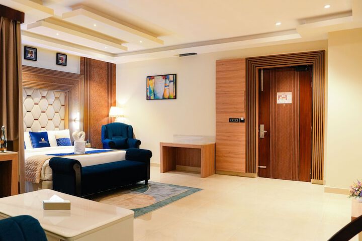 Room 4 of 93