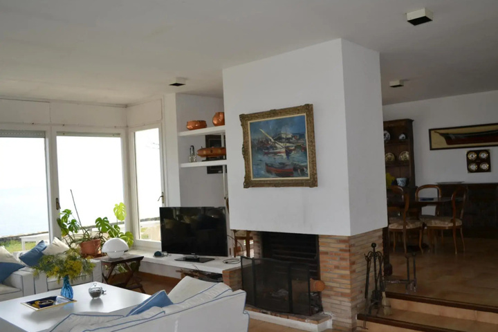 Room 2 of 16