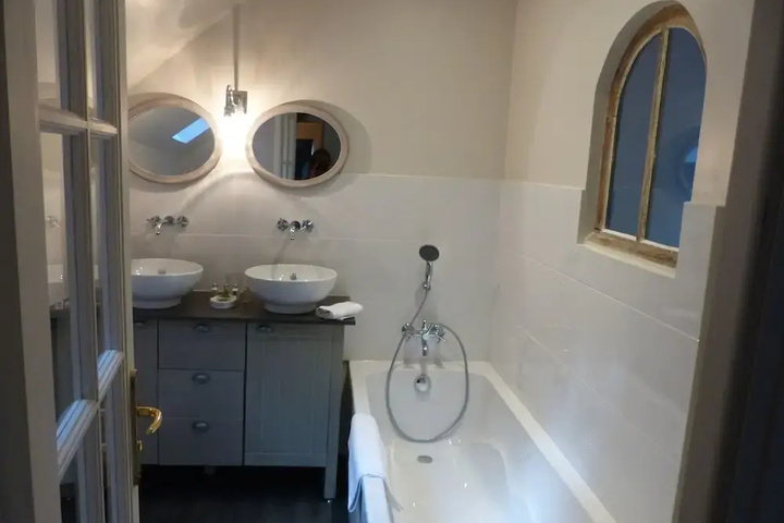 Room 6 of 9