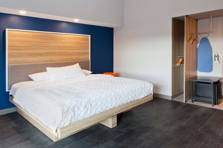 1 King Bed (6 of 18)