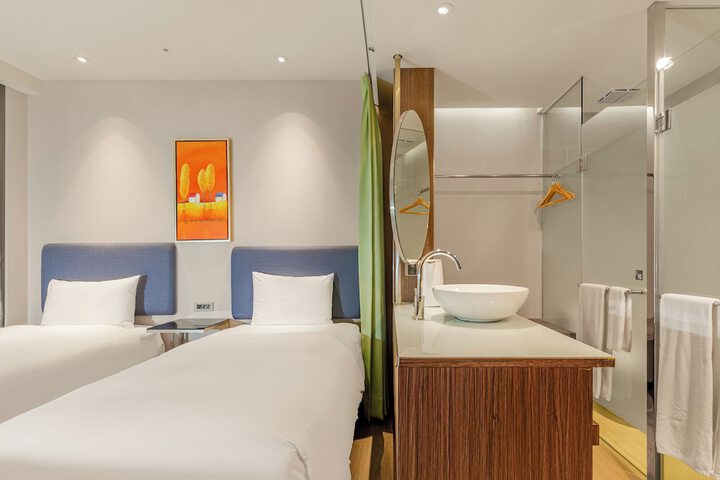 Room 53 of 162