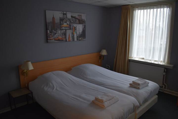 Room 4 of 28
