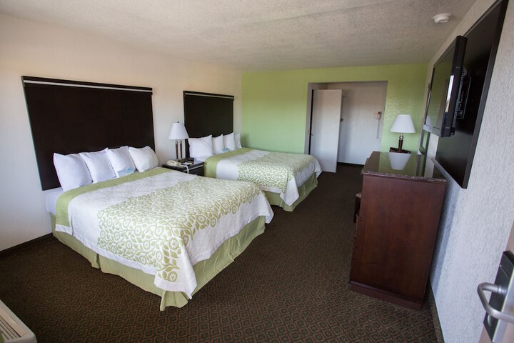 2 Queen Beds (2 of 4)