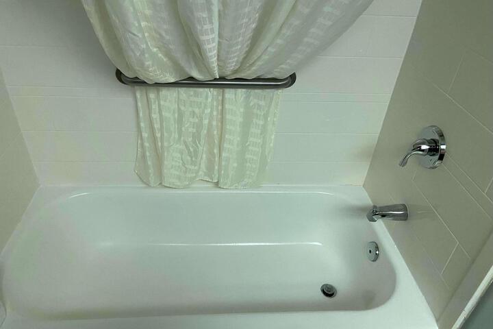 2 Queen Beds Microwave and Refrigerator Full Breakfast (3 of 7)
