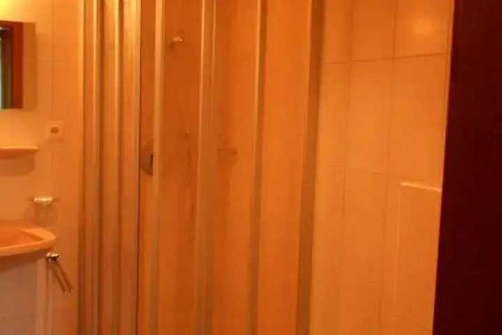Room 7 of 18