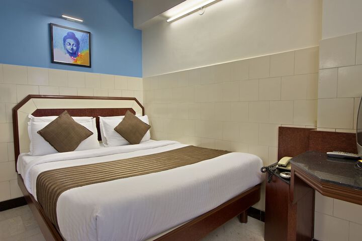 Room 4 of 9