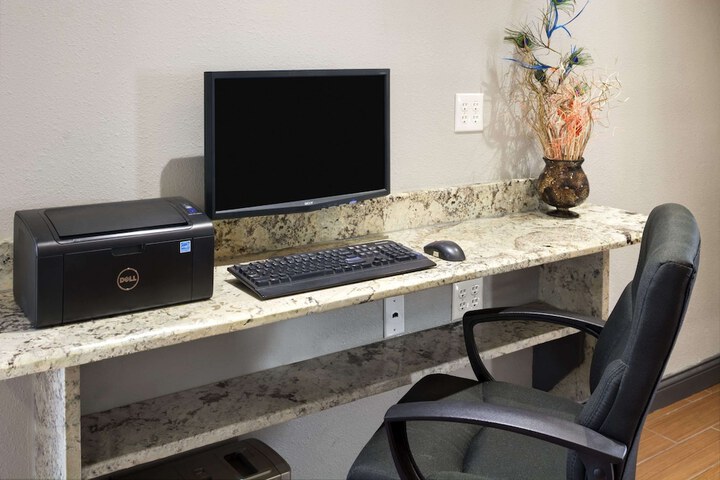 Business Center 17 of 19