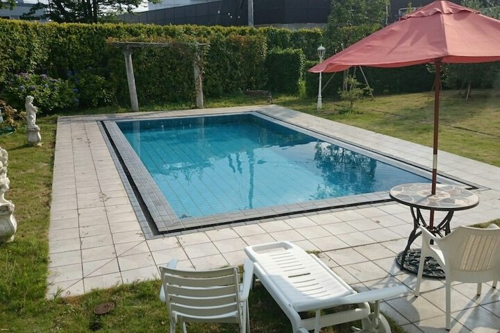 Pool 4 of 7