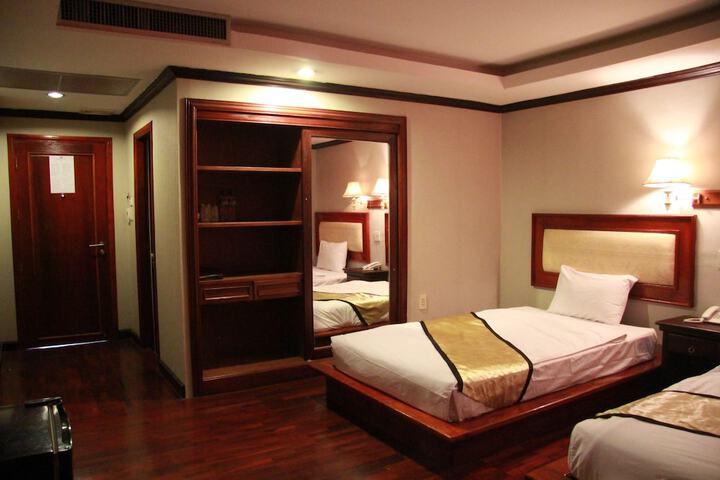 Room 13 of 17