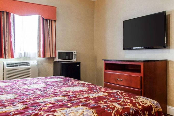1 King Bed (2 of 11)