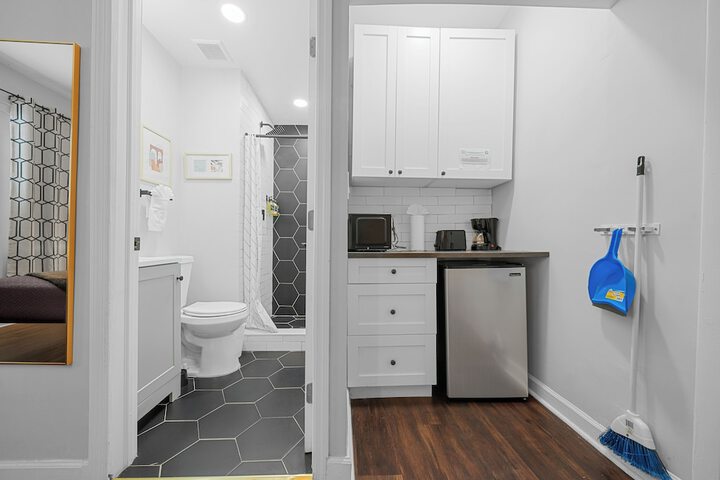 Standard Queen Studio with Kitchenette (18 of 20)