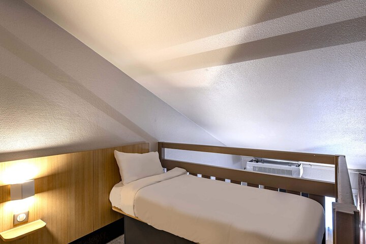 Room 8 of 26
